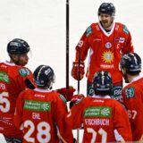 Das Eishockey-Team Düsseldorfer EG bei einem Spiel.