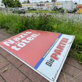 Das abgehängte Wahlplakat „Nazis töten.“ liegt auf dem Bürgersteig der Viktoriastraße in Unna auf dem Boden.