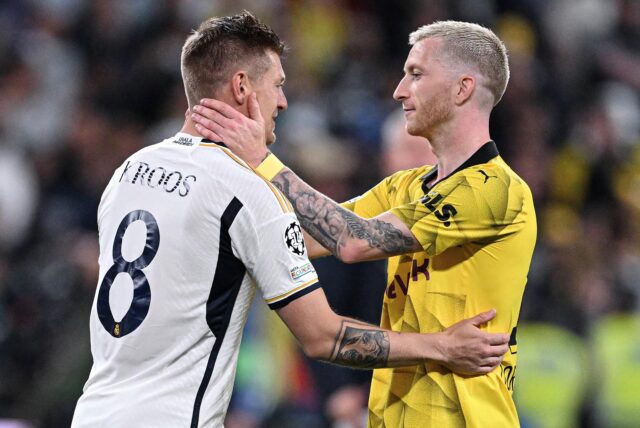Toni Kroos und Marco Reus nehmen sich in den Arm.