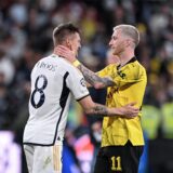 Toni Kroos und Marco Reus nehmen sich in den Arm.