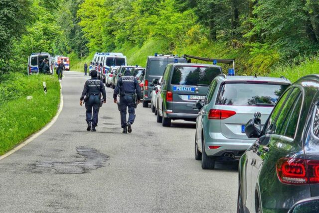 Beamte der Polizei sind bei einer Durchsuchung eines Grundstücks am Ortsrand von Althengstett in Baden-Württemberg im Einsatz.