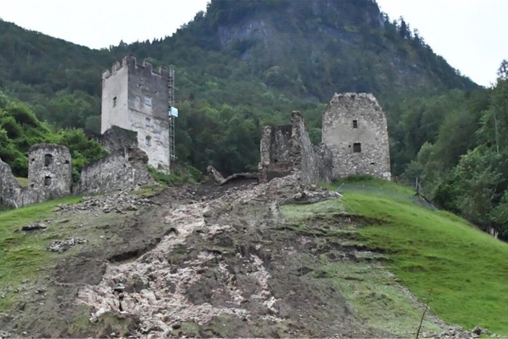 Teile der Burgruine Falkenstein im oberbayerischen Flintsbach sind nach heftigen Regenfällen abgerutscht. Teile der Burgruine Falkenstein im oberbayerischen Flintsbach sind nach heftigen Regenfällen abgerutscht.