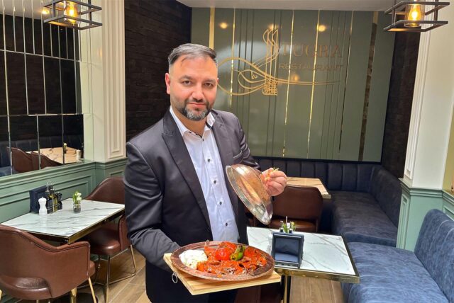 Ayhan Arslan, Betreiber des Restaurants „Tugra“ in Dortmund, zeigt den „Tugra Iskender“, eine der Spezialitäten des Hauses.