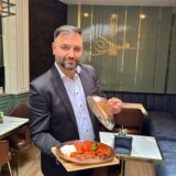 Ayhan Arslan, Betreiber des Restaurants „Tugra“ in Dortmund, zeigt den „Tugra Iskender“, eine der Spezialitäten des Hauses.