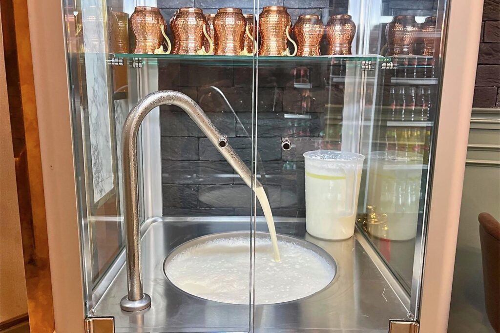 Aus der Ayran-Maschine im Restaurant Aus der Ayran-Maschine im Restaurant