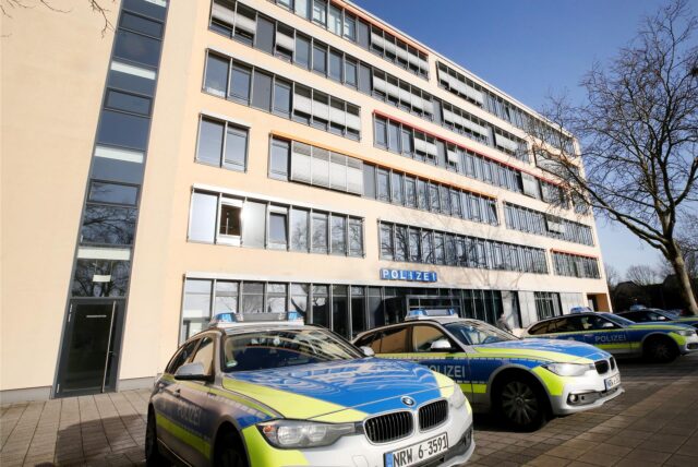 Gelsenkirchen: Polizeiwagen stehen vor der Polizeiwache Süd.