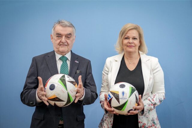 Nancy Faeser (SPD), Bundesministerin für Inneres und Heimat, und Herbert Reul (CDU), Innenminister des Landes Nordrhein-Westfalen, geben zehn Tage vor Beginn der Europameisterschaft eine Pressekonferenz zu den Vorbereitungen von Bund und Ländern für Sicherheit und Zusammenhalt während des Turniers.