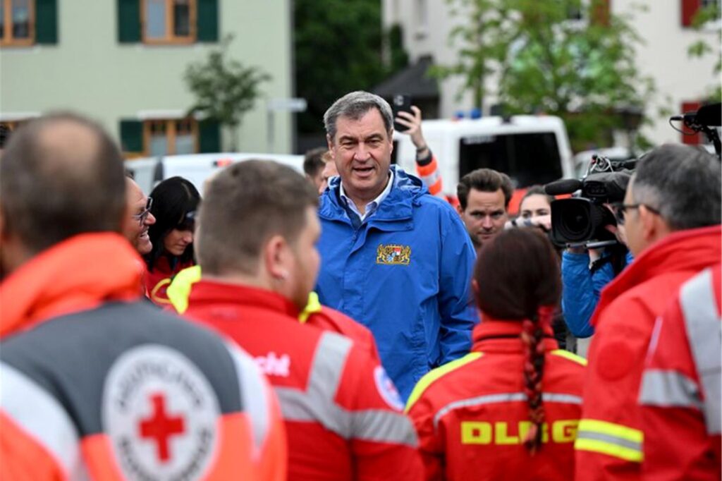 Bayerns Ministerpräsident Markus Söder (M, CSU), spricht zu Einsatzkräften vom Roten Kreuz, DLRG und anderen Rettungskräften bei einer Ortsbesichtigung im vom Hochwasser betroffenen oberbayerischen Reichertshofen. Bayerns Ministerpräsident Markus Söder (M, CSU), spricht zu Einsatzkräften vom Roten Kreuz, DLRG und anderen Rettungskräften bei einer Ortsbesichtigung im vom Hochwasser betroffenen oberbayerischen Reichertshofen.