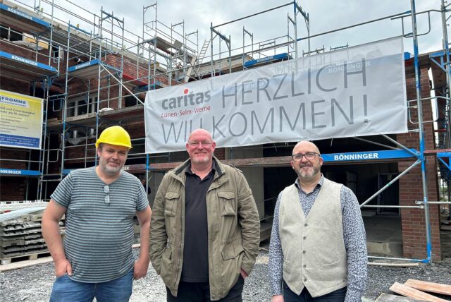 Sie freuen sich über den Baufortschritt des neuen Caritas-Seniorenzentrums in Bork: (v.l.) Bauleiter Dietmar Beermann sowie Thomas Middendorf und Benjamin Lisci (beide Caritas).