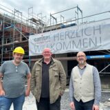 Sie freuen sich über den Baufortschritt des neuen Caritas-Seniorenzentrums in Bork: (v.l.) Bauleiter Dietmar Beermann sowie Thomas Middendorf und Benjamin Lisci (beide Caritas).