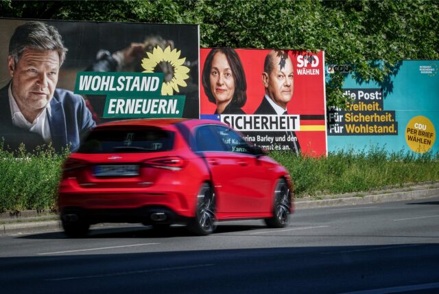 Mit großflächigen Wahlplakaten werben Bündnis 90/Die Grünen, SPD und CDU für Stimmen bei der Europawahl.