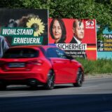 Mit großflächigen Wahlplakaten werben Bündnis 90/Die Grünen, SPD und CDU für Stimmen bei der Europawahl.
