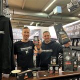 Die Gründer Maximilian Tillmann und Daniel Bendas stehen bei der Messe „Dogs & fun“ in der Westfalenhalle am Messestand von „Schnauzenkumpel“.