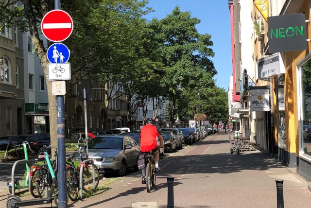 Ein Radfahrer fährt auf einem Radweg in der Kaiserstraße in Dortmund.