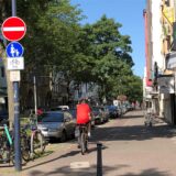 Ein Radfahrer fährt auf einem Radweg in der Kaiserstraße in Dortmund.