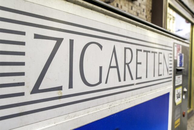 Die Aufschrift „Zigaretten“ steht in großen Lettern auf einem Zigarettenautomaten