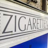 Die Aufschrift „Zigaretten“ steht in großen Lettern auf einem Zigarettenautomaten