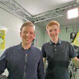 JU-Kreisvorsitzender Tim Stohlmann aus Werne (l.) und Juso-Kreisvorsitzender Alexander Höll aus Bergkamen halten Reklamepostkarten für die Europawahl 2024 in die Luft.