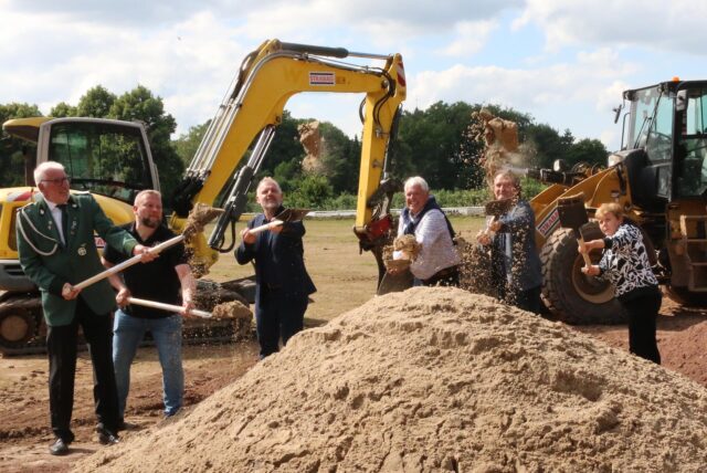 Erster Spatenstich für eine neue Sportanlage in Hemmerde: (v.l.) Johannes Steinkühler (Schützenverein Hemmerde), Ralf Dieckmann (Vorsitzender TuS Hemmerde), Bürgermeister Dirk Wigant, Volker König (Vorsitzender Stadtsportverband Unna), Landschaftsarchitekt Rochus Franke und Bauleiterin Ina Rösch (Strabag).