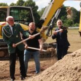 Erster Spatenstich für eine neue Sportanlage in Hemmerde: (v.l.) Johannes Steinkühler (Schützenverein Hemmerde), Ralf Dieckmann (Vorsitzender TuS Hemmerde), Bürgermeister Dirk Wigant, Volker König (Vorsitzender Stadtsportverband Unna), Landschaftsarchitekt Rochus Franke und Bauleiterin Ina Rösch (Strabag).