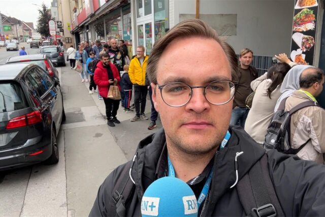 Ruhr Nachrichten-Reporter Martin Teichert steht am Eröffnungstag vor der Dönerbude „King Döner“ in Dortmund-Wickede.
