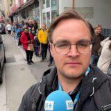 Ruhr Nachrichten-Reporter Martin Teichert steht am Eröffnungstag vor der Dönerbude „King Döner“ in Dortmund-Wickede.