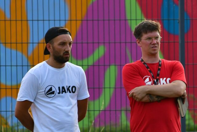 Werner SCs Ex-Trainer Özsakiz und Mario Naß (r.) am Spielfeldran.