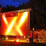 Menschen schauen auf eine große Leinwand im Elsebad in Schwerte-Ergste.