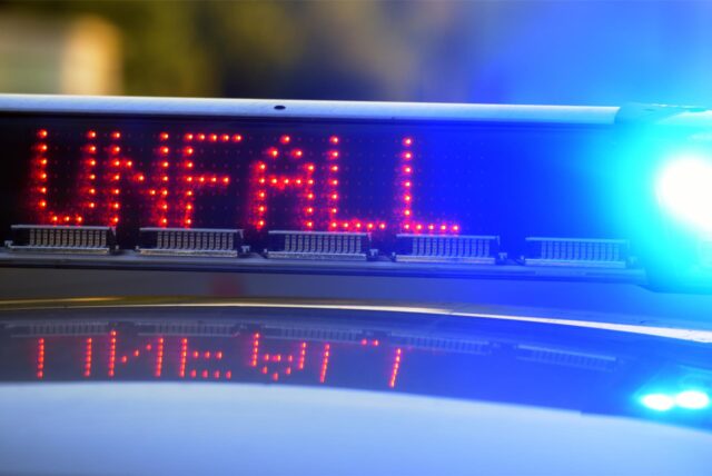 Polizeiauto mit Anzeige „Unfall“ (Symbolbild)