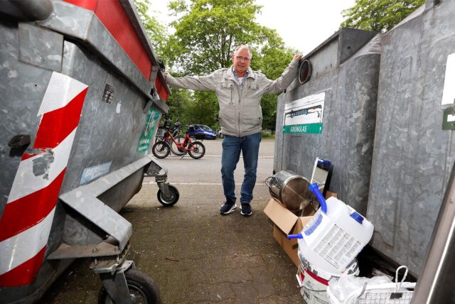 Andreas Krause am Container-Standort am Friedhof in Südkamen. Er stellt fest,  dass an den Glas-und Papiercontainern immer häufiger Sperrmüll und anderer Müll entsorgt werden.