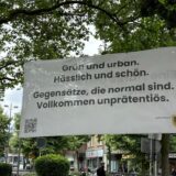 Im Stadtgarten in der Innenstadt von Dortmund hängt ein Banner, das Werbung macht für die Stadt.