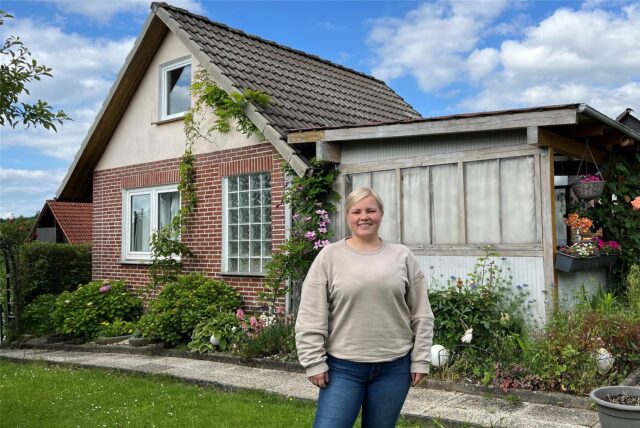 Maria Strokow steht vor dem Massivhaus ihres Schrebergartens