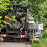 Bei dieser Fahrt wurde es eng: Ein Spezialfahrzeug der Stadtbetriebe Unna ist durch den Bornekamp gekurvt und hat Aufsehen erregt.