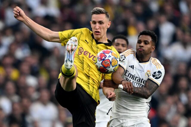 Madrids Rodrygo (r.) und Dortmunds Nico Schlotterbeck kämpfen um den Ball.