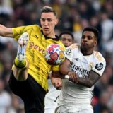 Madrids Rodrygo (r.) und Dortmunds Nico Schlotterbeck kämpfen um den Ball.