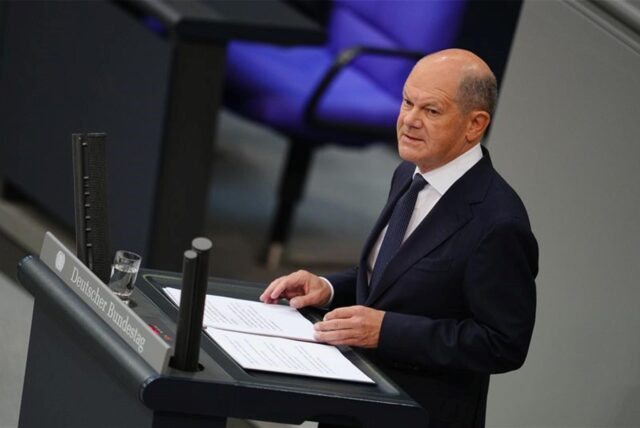 Bundeskanzler Olaf Scholz im Plenum des Bundestags.