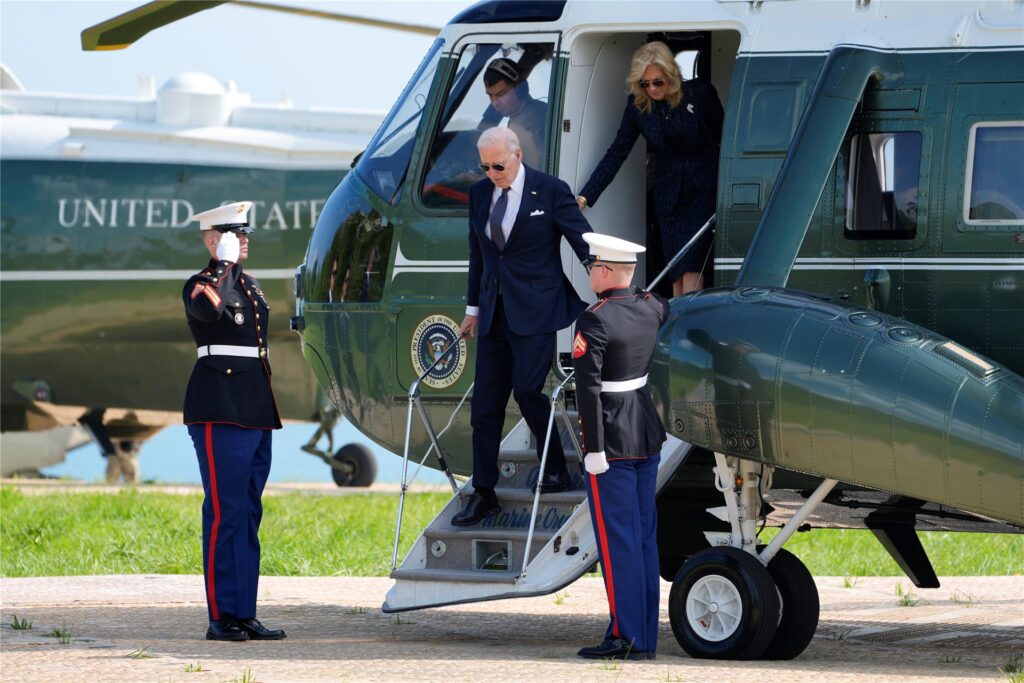 US-Präsident Joe Biden und First Lady Jill Biden steigen aus der Marine One US-Präsident Joe Biden und First Lady Jill Biden steigen aus der Marine One
