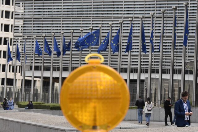 Eine Baustellenlampe steht an einer Baustelle vor der EU-Kommission.