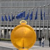 Eine Baustellenlampe steht an einer Baustelle vor der EU-Kommission.