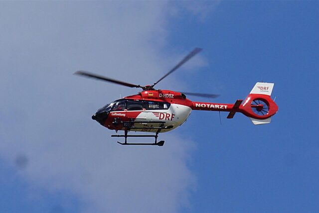 Ein Rettungshubschrauber in der Luft