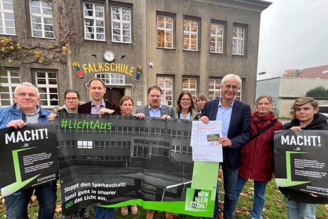 Die Falkschule in Unna – hier als Hintergrund einer Protestaktion zu sehen – nutzt ein über hundert Jahre altes Hauptgebäude. Ein Verein hat eine Skizze für den Umbau in ein Wohngebäude vorgelegt. Die Stadtspitze im Unnaer Rathaus hält „Wohnen“ als Nachnutzung für denkbar, sieht aber bis dorthin noch einen längeren Weg.