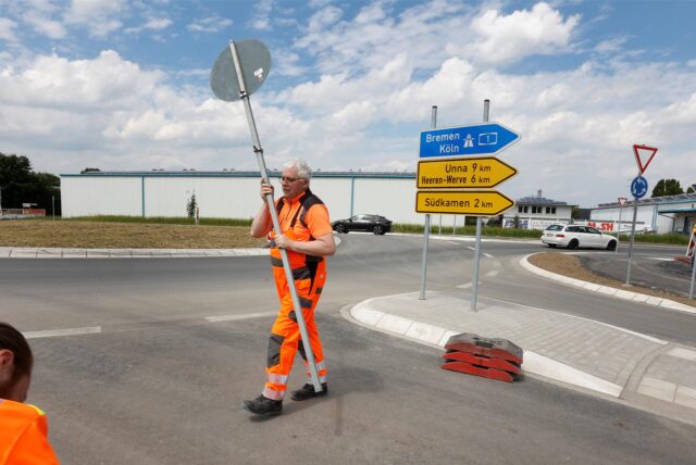 Die letzten Absperrungen werden beseitigt. Die Südkamener Spange ist nach über 40 Jahren Planung und vier Jahren Bauzeit frei.