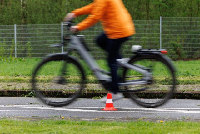 Eine Person fährt auf einem Pedelec