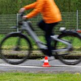 Eine Person fährt auf einem Pedelec