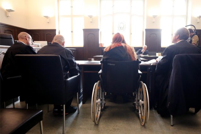 Die beiden Eltern (M.), die ihre beiden Kinder monatelang haben hungern lassen, warten auf den Beginn eines Verhandlungstages. Jetzt sind die Urteile gesprochen.