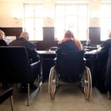 Die beiden Eltern (M.), die ihre beiden Kinder monatelang haben hungern lassen, warten auf den Beginn eines Verhandlungstages. Jetzt sind die Urteile gesprochen.