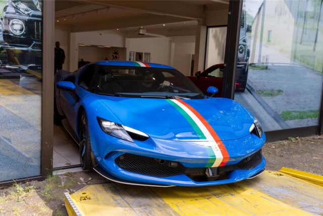 Das Zollfahndungsamt Essen hat bei einem Autohändler mehrere Luxusautos beschlagnahmt. Darunter auch einen Ferrari. Es gab Durchsuchungen in Bochum und Dortmund.