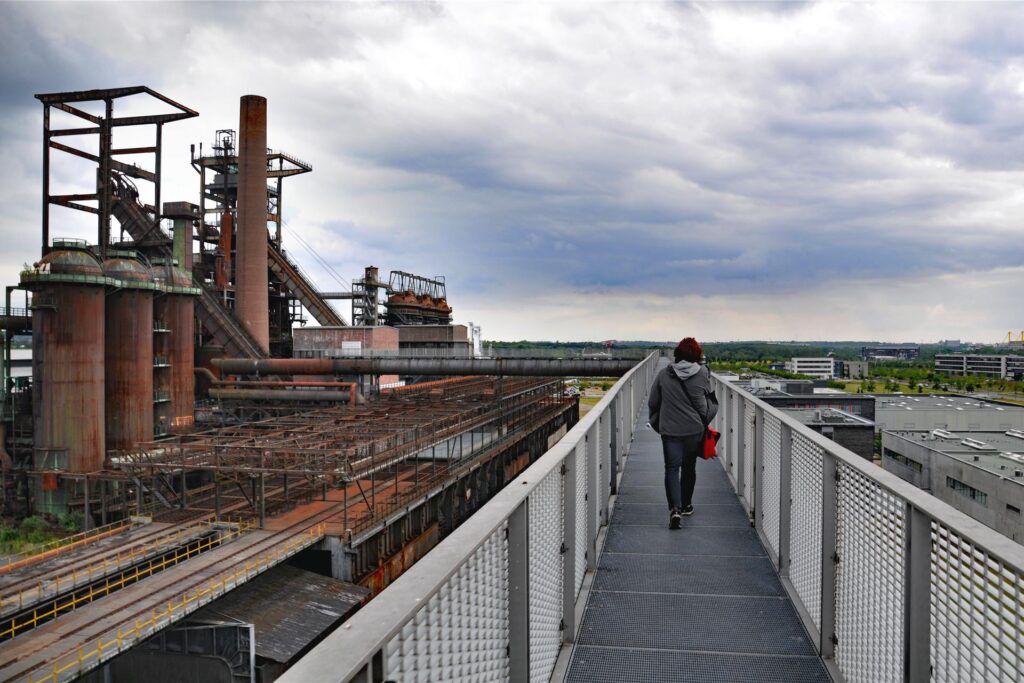 Flanieren mit Aussicht: Der Skywalk auf Phoenix-West in Dortmunds Süden führt in die alte Hochofenanlage.