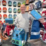 Bernd Krispin zeigt die Ausstattung eines Schulranzen-Starter-Sets.