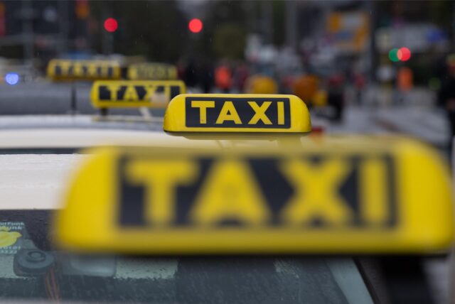 Taxis stehen in einer Reihe.